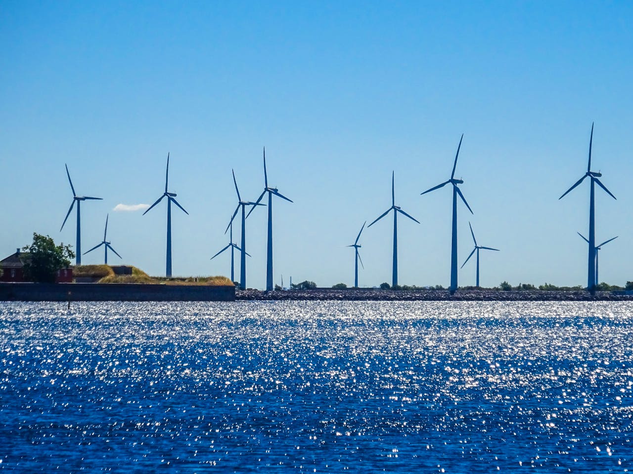 Photo by Nico : https://www.pexels.com/photo/wind-farm-on-sea-shore-7019037/