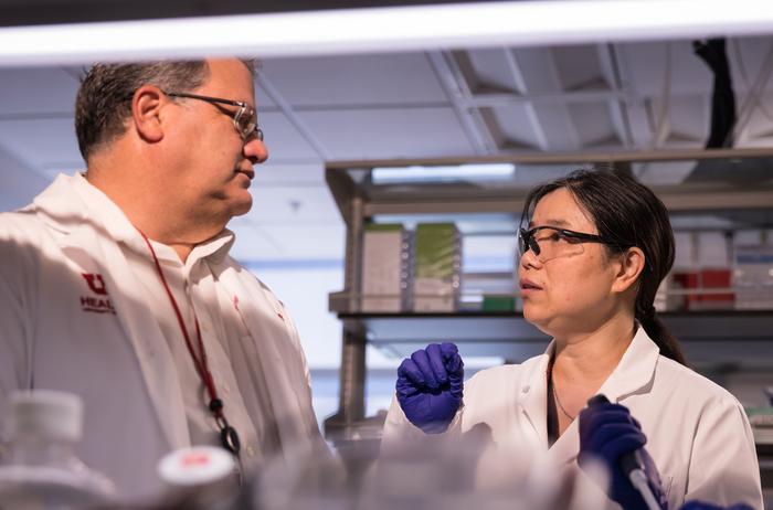 Robin Shaw (vasakul) ja TingTing Hong (paremal) laboris. Foto Charlie Ehlert, University of Utah Health